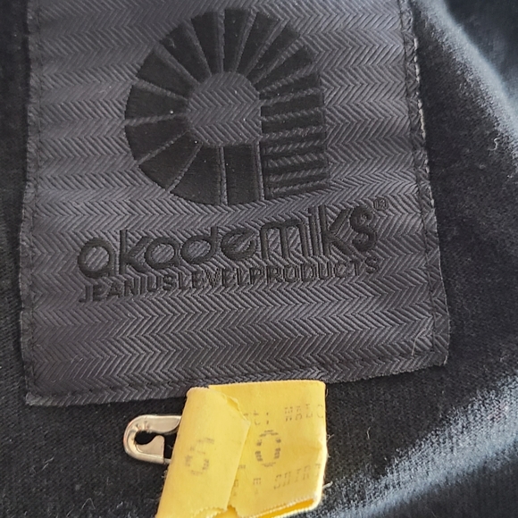 Black Akademiks Shirt with Black Shoulder Trim - Picture 3 of 3